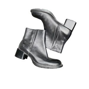 Timberland Black Ankle Boots with Chunky Heel and Minimalist Design size 8.5